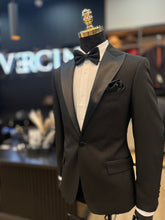 Timeless BLACK Classic Tuxedo – Fine Elegance & Sophisticationh